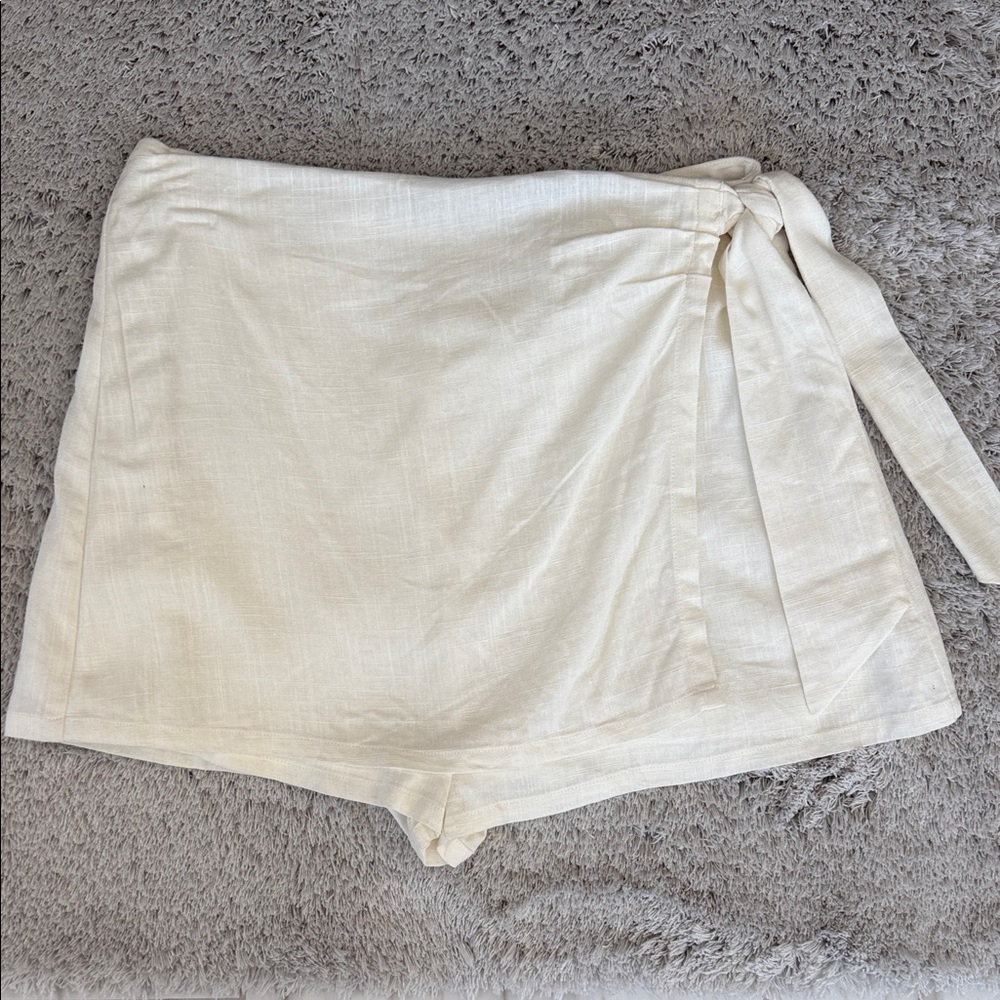 Love Riche Cream Wrap Skorts